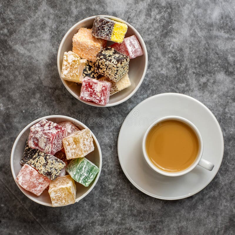 Turkisk fröjd och kopp kaffe på grå bakgrund Top beskådar royaltyfria foton Turkisk fröjd och kopp kaffe på grå bakgrund Top beskådar royaltyfria foton