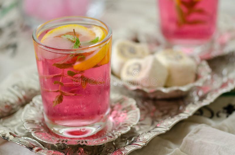 Turkisk fröjd och turkisk traditionell ottomanramadan sorbet royaltyfri fotografi Turkisk fröjd och turkisk traditionell ottomanramadan sorbet royaltyfri fotografi