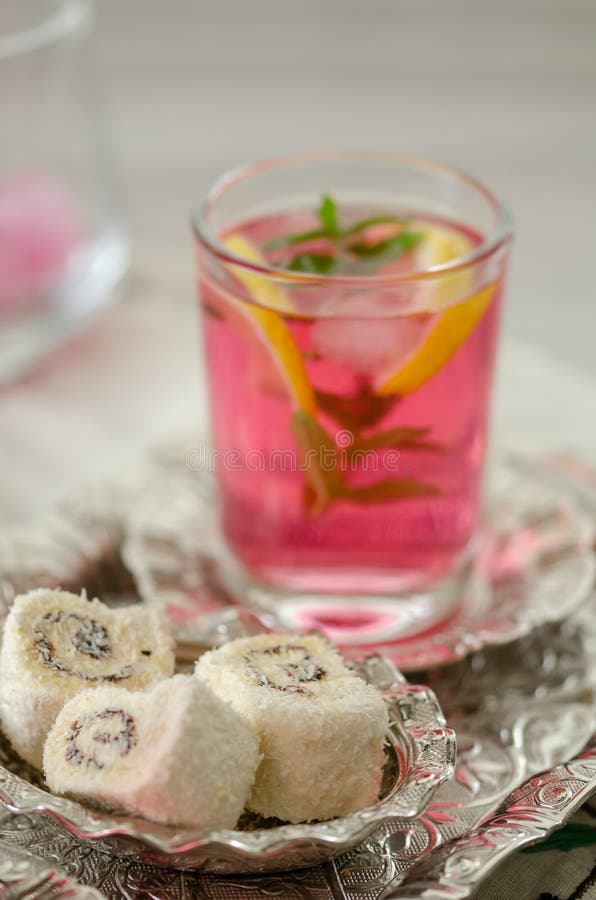 Turkisk fröjd och turkisk traditionell ottomanramadan sorbet royaltyfri bild Turkisk fröjd och turkisk traditionell ottomanramadan sorbet royaltyfri bild