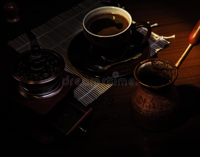 Turkisk tooperkruka för tunnbindare, tappningkaffekvarn arkivfoto Turkisk tooperkruka för tunnbindare, tappningkaffekvarn arkivfoto