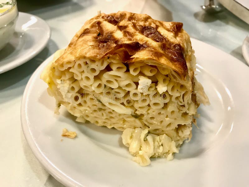 Turkiska Makarna Boregi/Borek eller bakad makaroniTimbale pasta i ugn royaltyfria bilder Turkiska Makarna Boregi/Borek eller bakad makaroniTimbale pasta i ugn royaltyfria bilder
