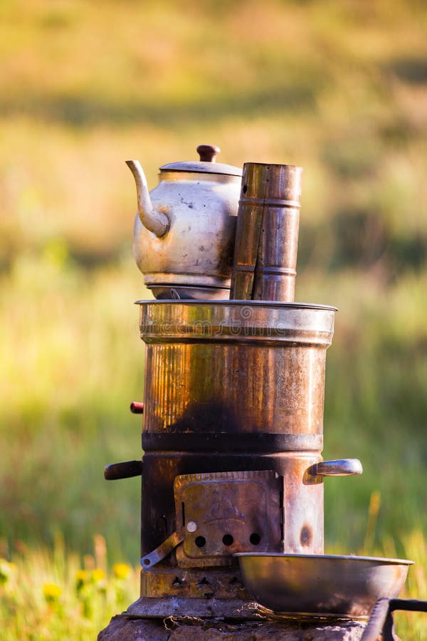 Turkiska samovar utomhus. Förbereda te utanför naturen pÃ¥ den dubbla kranen pÃ¥ branden arkivbild