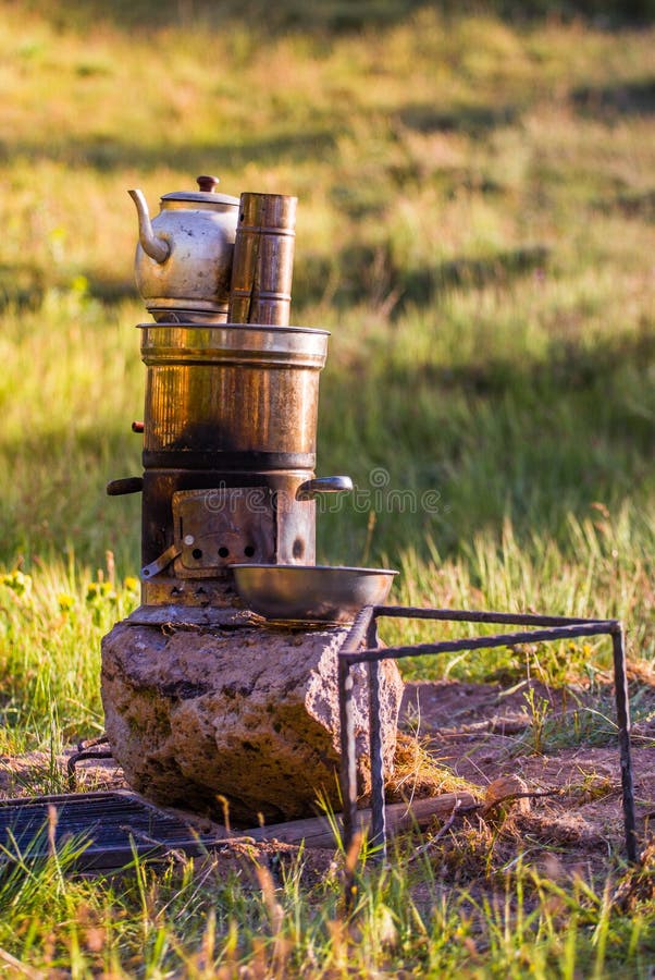 Turkiska samovar utomhus. Förbereda te utanför naturen pÃ¥ den dubbla kranen pÃ¥ branden arkivbilder