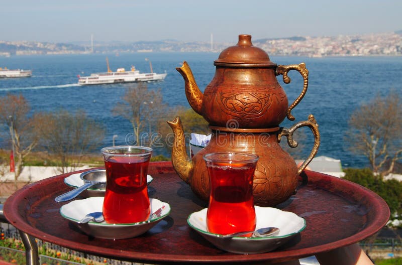 Turkiskt te med en sikt över Bosphorusen i Istanbul arkivfoto Turkiskt te med en sikt över Bosphorusen i Istanbul arkivfoto