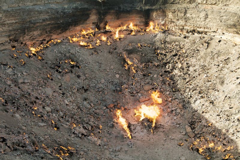 Sobre el más bajo de cráter la llamada puerta sobre el infierno,, Turkmenistán.