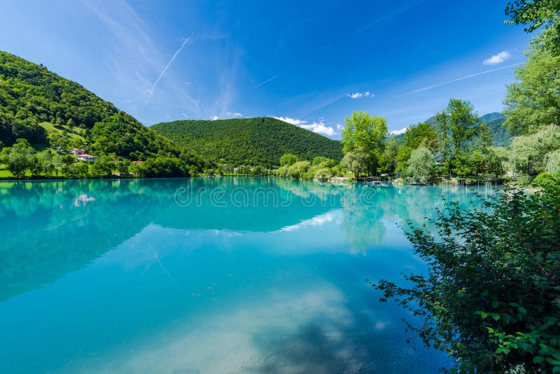 Turkosvatten i mest sjö för na Soci i Slovenien arkivbilder Turkosvatten i mest sjö för na Soci i Slovenien arkivbilder