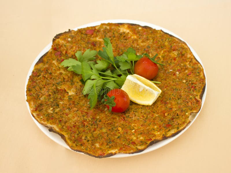 Turks tortillapitabroodje met gehakt en kruiden, verfraaid verstand stock afbeelding Turks tortillapitabroodje met gehakt en kruiden, verfraaid verstand stock afbeelding