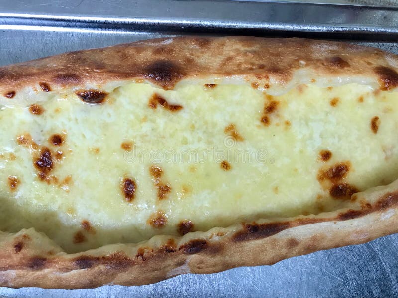 Turkse Karadeniz Pide met Gesmolten Kaas op dienblad Turks pizzaconcept stock foto's Turkse Karadeniz Pide met Gesmolten Kaas op dienblad Turks pizzaconcept stock foto's