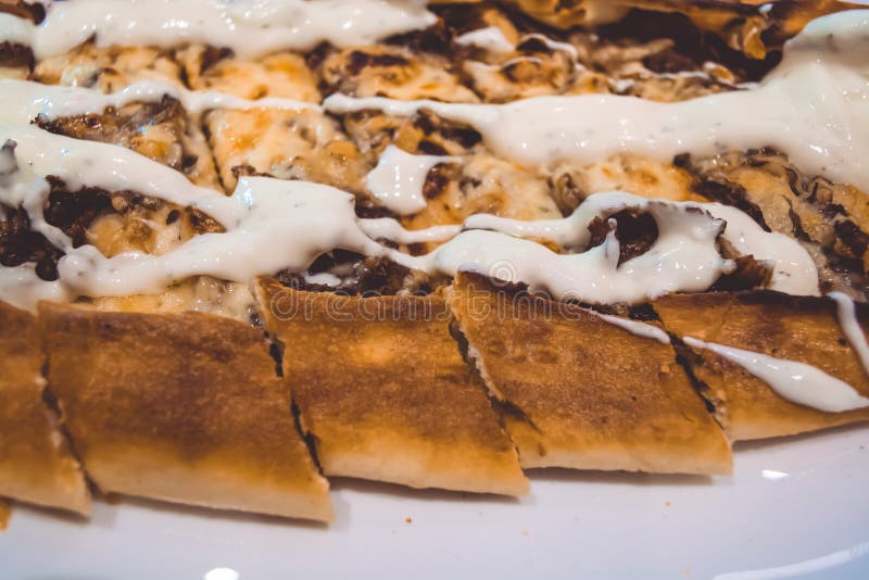 Turkse keuken Boot Pide Eigengemaakt voedsel Verse gebakjes Vlees smakelijke schotel stock foto's Turkse keuken Boot Pide Eigengemaakt voedsel Verse gebakjes Vlees smakelijke schotel stock foto's