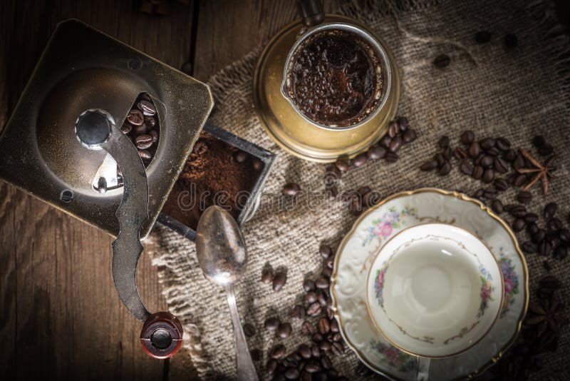 Turkse koffie in koper coffe pot stock fotografie Turkse koffie in koper coffe pot stock fotografie