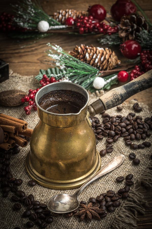 Turkse koffie in koper coffe pot stock foto Turkse koffie in koper coffe pot stock foto