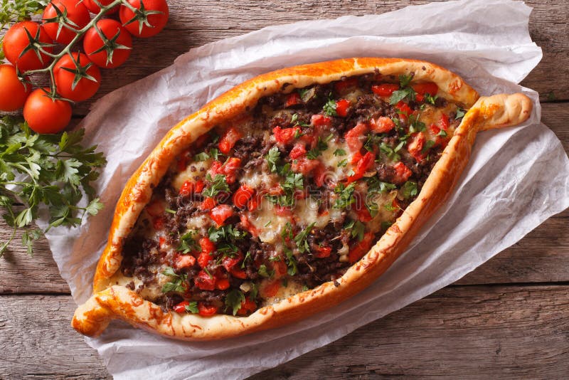 Turkse pidepizza met vleesclose-up horizontale mening van hierboven royalty-vrije stock afbeelding Turkse pidepizza met vleesclose-up horizontale mening van hierboven royalty-vrije stock afbeelding