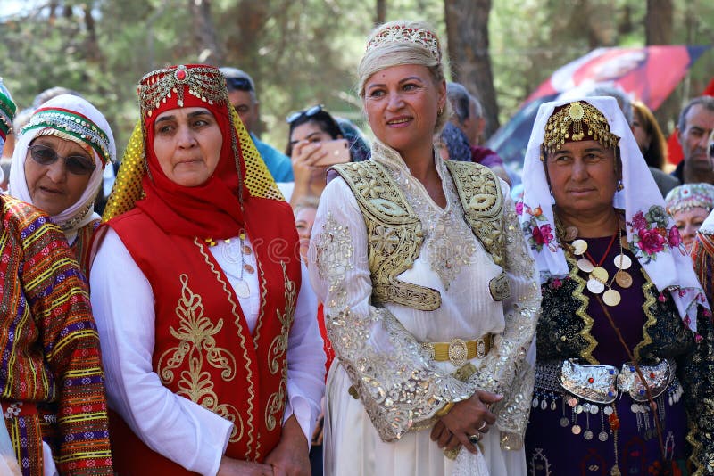 wekelijks ziekte Afslachten Turkse Vrouw in Traditionele Kleding Redactionele Fotografie - Image of  kind, wijfje: 163391567