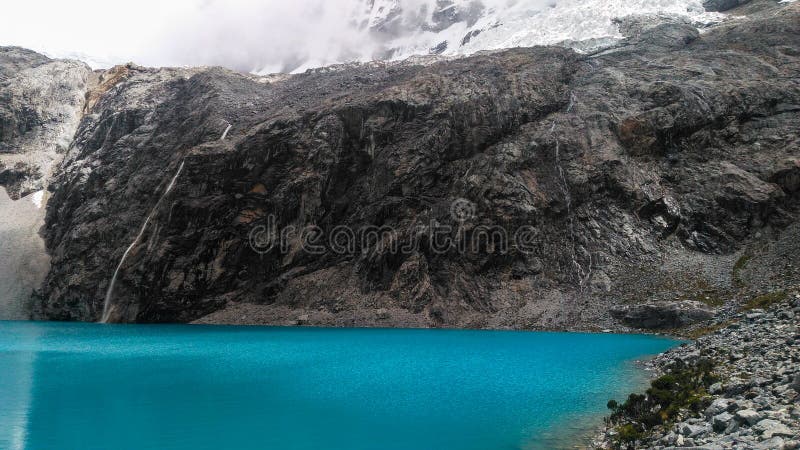 Turkusowy jeziorny Laguna 69 lokalizować w Białym Cordillera w Peru zdjęcie royalty free Turkusowy jeziorny Laguna 69 lokalizować w Białym Cordillera w Peru zdjęcie royalty free