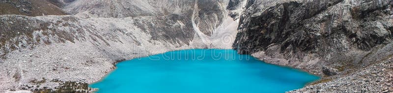 Turkusowy jeziorny Laguna 69 lokalizować w Białym Cordillera w Peru fotografia royalty free Turkusowy jeziorny Laguna 69 lokalizować w Białym Cordillera w Peru fotografia royalty free