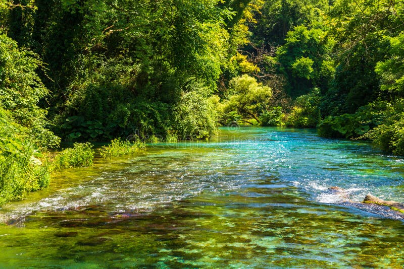 Turkusowy wiosny niebieskie oko - Syri ja Kalter, blisko miasteczka Muzine, Albania fotografia stock Turkusowy wiosny niebieskie oko - Syri ja Kalter, blisko miasteczka Muzine, Albania fotografia stock