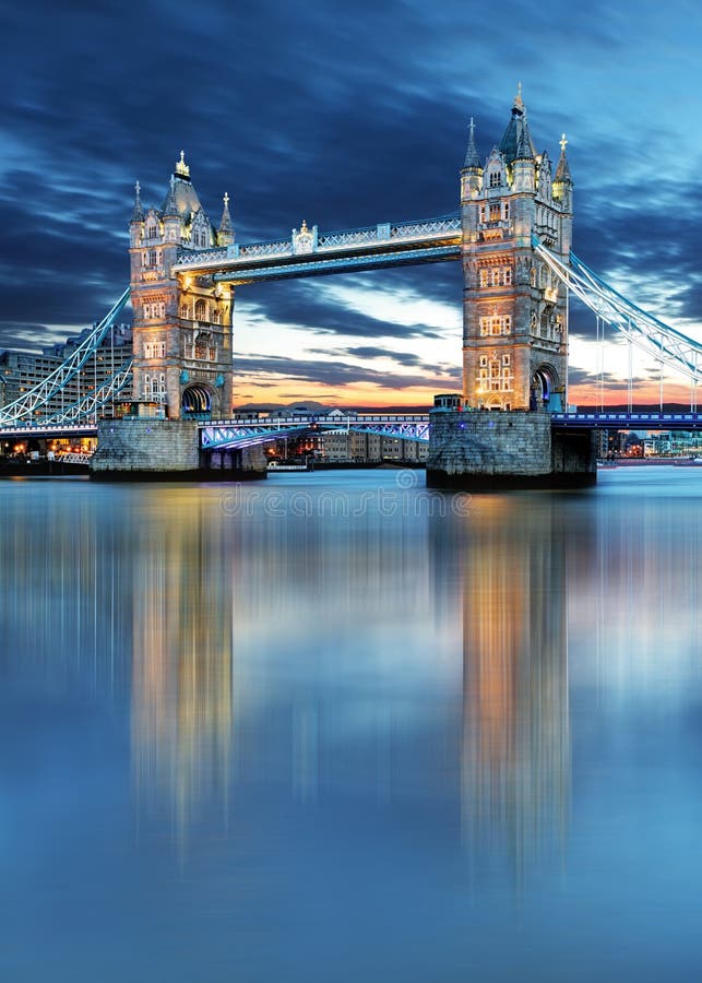 Turm-Brücke in London, Großbritannien, bis zum Nacht