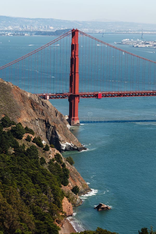 Turm von Golden gate bridge über San Francisco Bay nach Oakland stockfoto Turm von Golden gate bridge über San Francisco Bay nach Oakland stockfoto