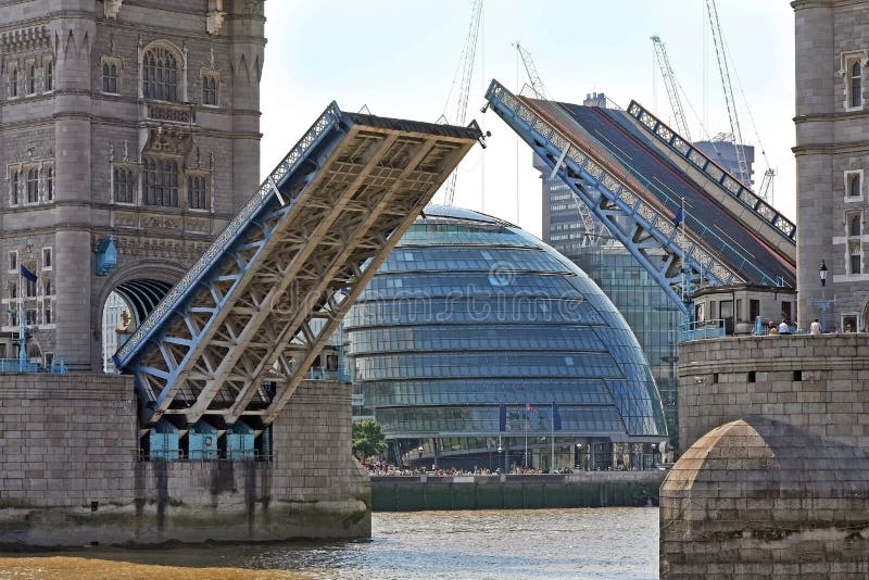 Turmbrücke offen lizenzfreie stockbilder Turmbrücke offen lizenzfreie stockbilder