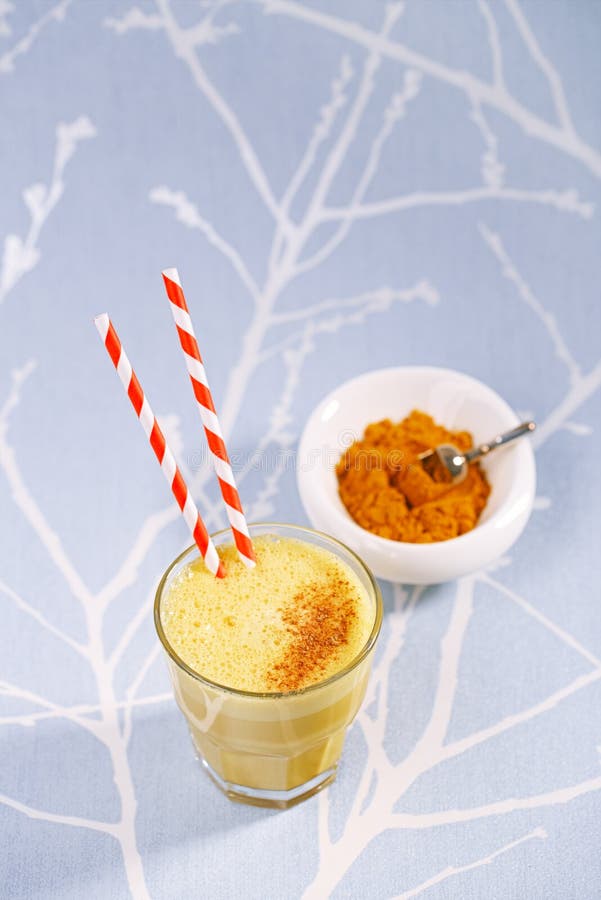 Turmeric latte with spice mix