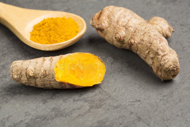 Turmeric prochowy i świeży turmeric - Kurkumowy longa fotografia stock Turmeric prochowy i świeży turmeric - Kurkumowy longa fotografia stock