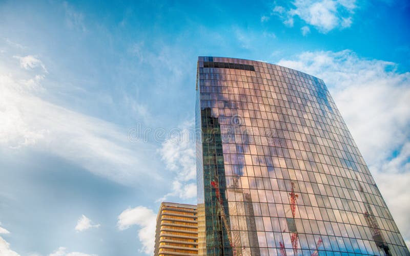 Turmgebäude mit Reflexion auf Glasfassadenlaverteidigung, Franken lizenzfreie stockfotografie Turmgebäude mit Reflexion auf Glasfassadenlaverteidigung, Franken lizenzfreie stockfotografie