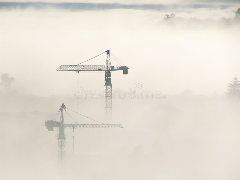 Turmkrane durch Nebel stockfoto Turmkrane durch Nebel stockfoto