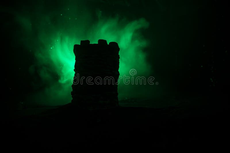 Turn de apărare piatră pe timp de noapte. miniatură a castelului medieval cu retroiluminare cu ceață tonată. decorațiuni creative stock photo