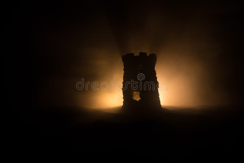 Turn de apărare piatră pe timp de noapte. miniatură a castelului medieval cu retroiluminare cu ceață tonată. decorațiuni creative stock photography