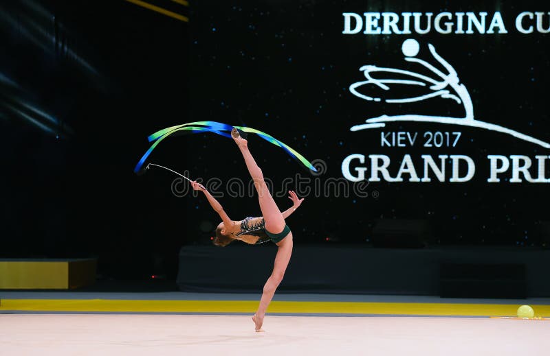 Turner führen am Wettbewerb der rhythmischen Gymnastik durch lizenzfreie stockbilder Turner führen am Wettbewerb der rhythmischen Gymnastik durch lizenzfreie stockbilder