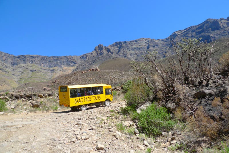 Turnera bussklättringen på den Sani passerandeslingan mellan Sydafrika och Lesotho royaltyfria foton Turnera bussklättringen på den Sani passerandeslingan mellan Sydafrika och Lesotho royaltyfria foton