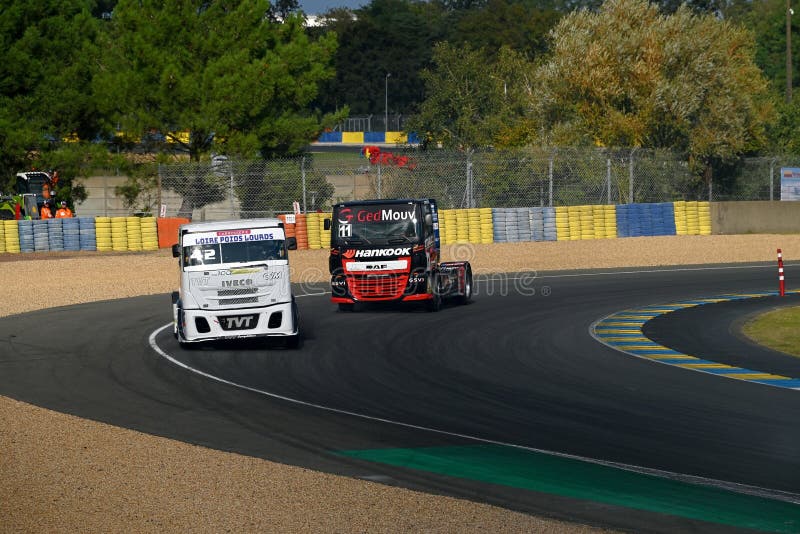 turning-with-trucks-on-the-le-mans-circuit-during-the-24-hours