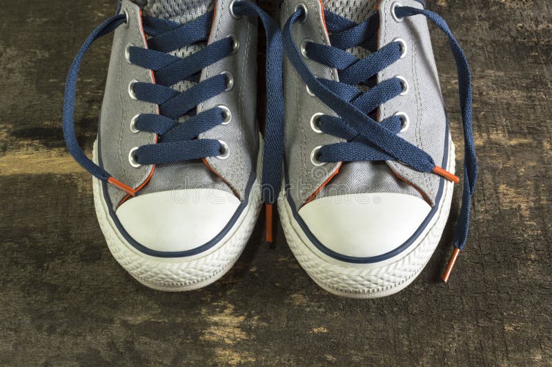 Turnschuhe auf einer alten Holzoberfläche lizenzfreies stockfoto