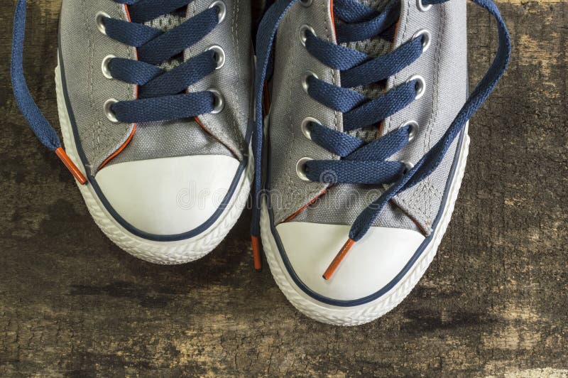 Turnschuhe auf einer alten Holzoberfläche stockbild