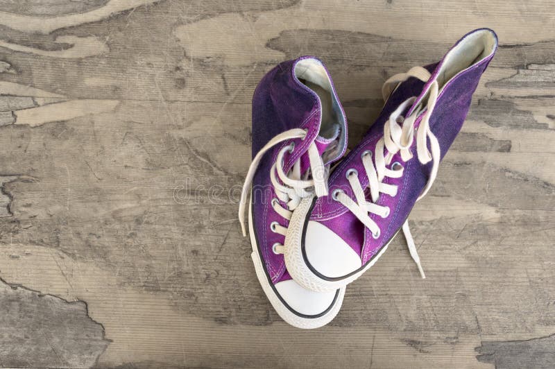 Turnschuhe auf einer alten Holzoberfläche lizenzfreie stockfotografie