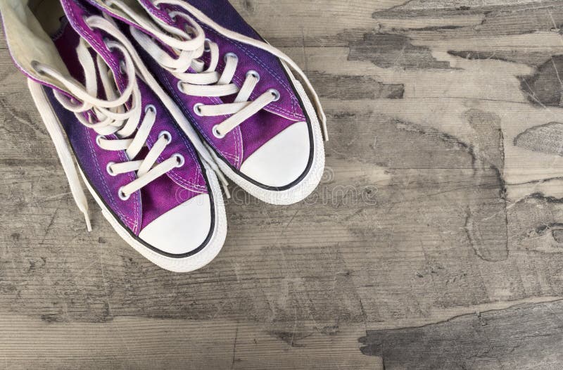 Turnschuhe auf einer alten Holzoberfläche lizenzfreie stockfotos