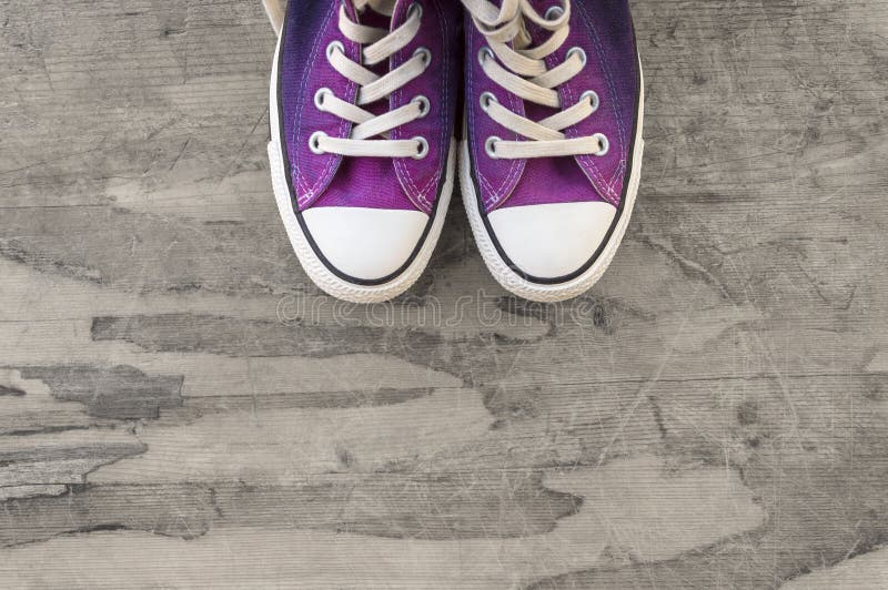 Turnschuhe auf einer alten Holzoberfläche lizenzfreies stockfoto