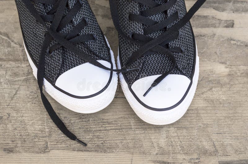 Turnschuhe auf einer alten Holzoberfläche stockfoto