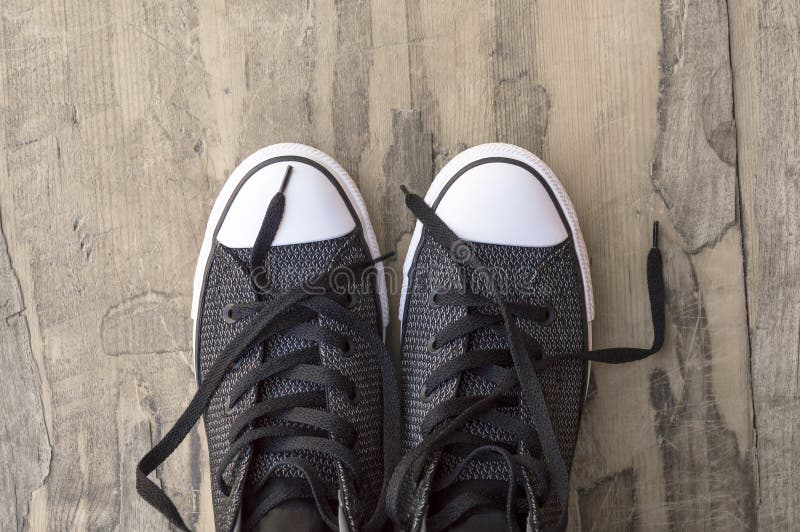 Turnschuhe auf einer alten Holzoberfläche stockfotos