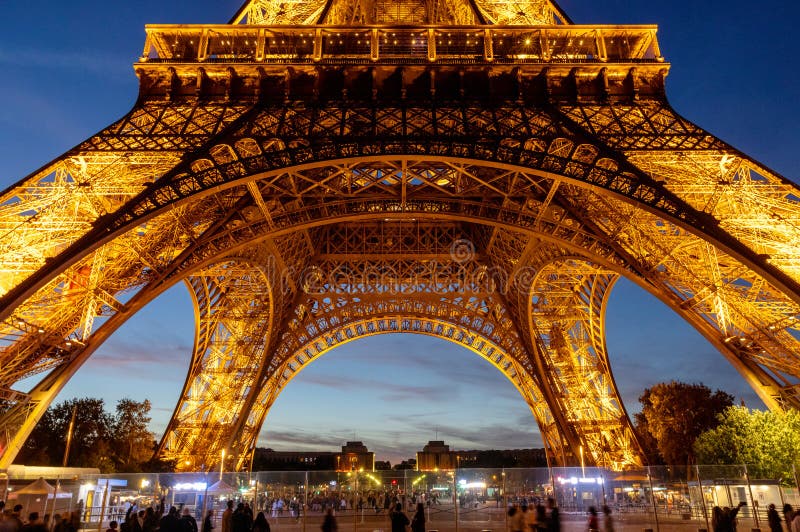 Turnul Eiffel într-un unghi de vedere cu unghi închis albastru închis. royalty free stock photography