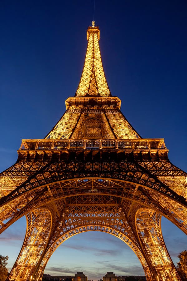 Turnul Eiffel într-un unghi de vedere cu unghi închis albastru închis. stock photo