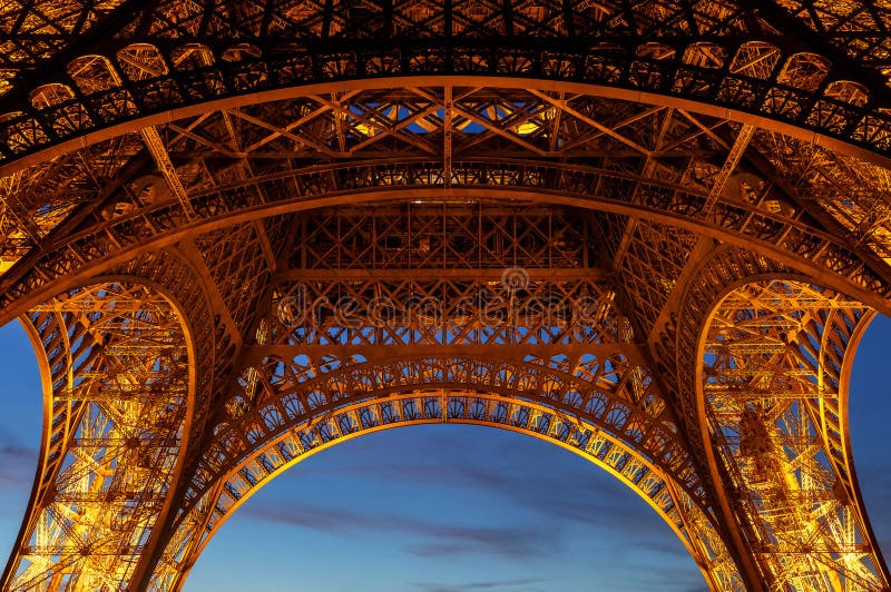 Turnul Eiffel într-un unghi de vedere cu unghi închis albastru închis. stock photo