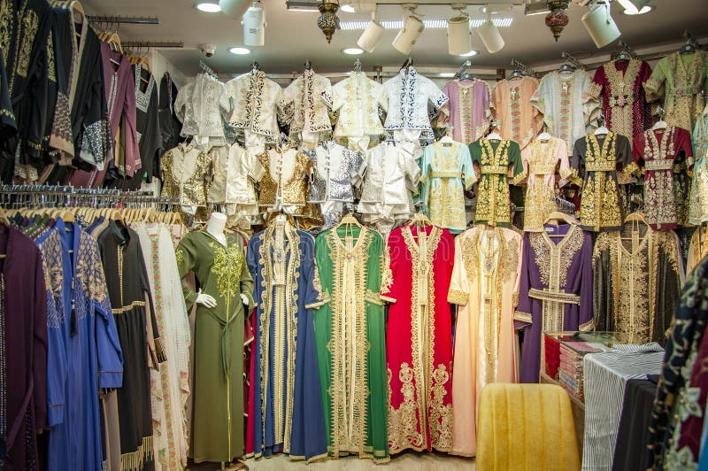 Turquía De Estambul. 26 De Septiembre De 2021. Vestidos Tradicionales Turcos En Una Tienda Imagen de archivo - Imagen de alineada, editorial: 235143923 Turquía De Estambul. 26 De Septiembre De 2021. Vestidos Tradicionales Turcos En Una Tienda Imagen de archivo - Imagen de alineada, editorial: 235143923