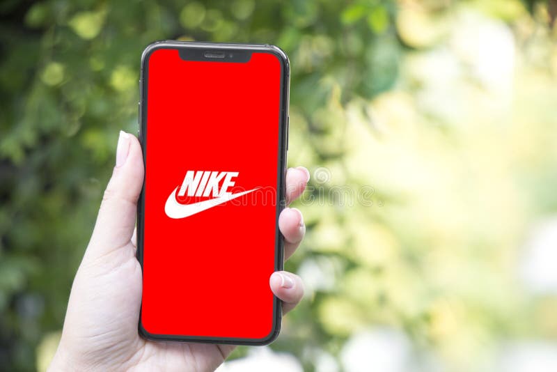 Turquía, Estambul - De Septiembre 2018: Manos En Experiencia En Nike Repaso Del Uso Del TNike Mostrar En El Teléfono Móvi Imagen editorial Imagen de insignia: 127209160