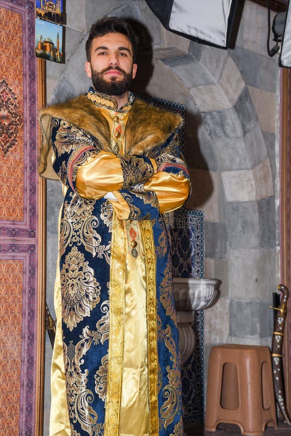 Turquía Estambul 20122019 : Hombre Vestido Con Traje De Sultán Vestimenta Tradicional En Estambul Fotografía editorial - Imagen de standing, gente: 182919392 Turquía Estambul 20122019 : Hombre Vestido Con Traje De Sultán Vestimenta Tradicional En Estambul Fotografía editorial - Imagen de standing, gente: 182919392