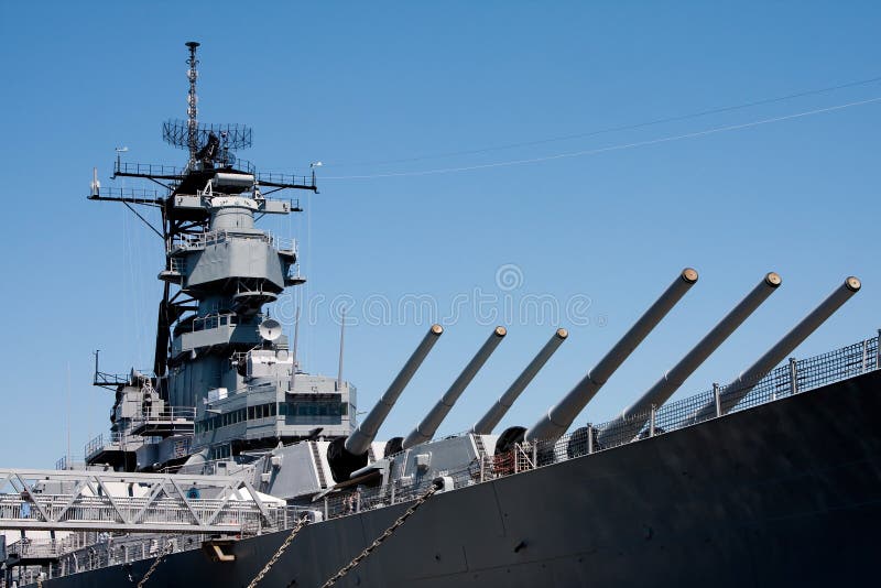 Věž sudy a řídící věž s radarem na US Navy vojenské bitevní loď třídy Iowa.