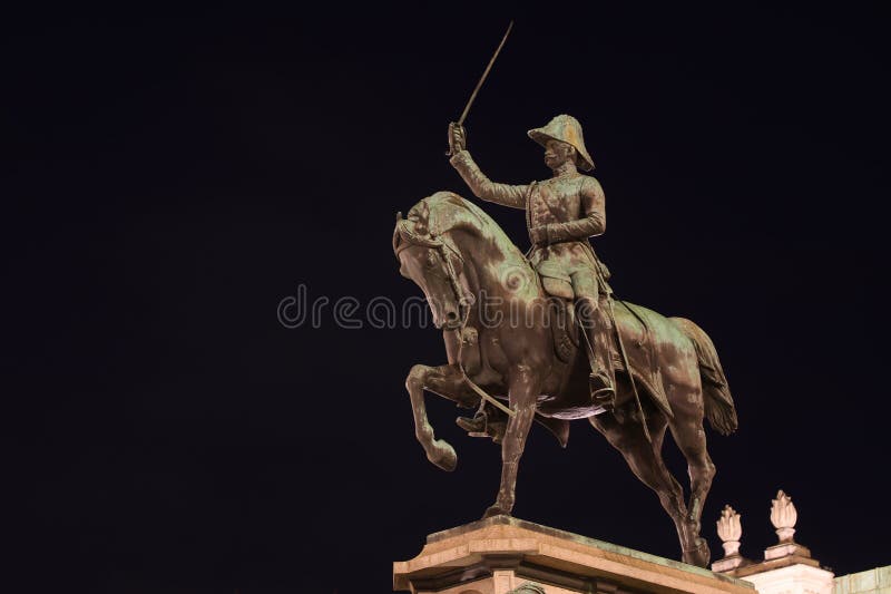 Turyn DO Włoch czerwiec 3 2025 r. : Pomnik Jeździecki z Królem Sardynii zwany CARLO ALBERTO SAVOY obraz royalty free
