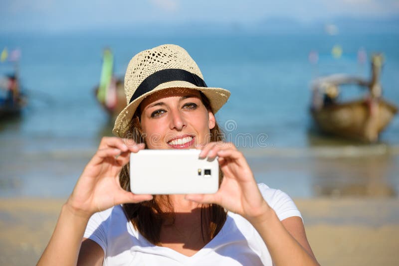 Turysta na Tajlandia podróży bierze fotografię z smartphone przy Krabi fotografia stock Turysta na Tajlandia podróży bierze fotografię z smartphone przy Krabi fotografia stock