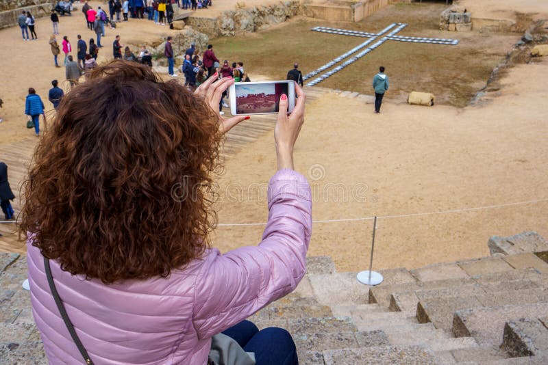Turystyczna kobieta bierze obrazek z smartphone Romański Amphitheatre Merida fotografia stock Turystyczna kobieta bierze obrazek z smartphone Romański Amphitheatre Merida fotografia stock