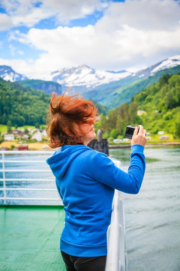 Turystyczna kobieta na liniowu bierze fotografię, Norwegia zdjęcia stock Turystyczna kobieta na liniowu bierze fotografię, Norwegia zdjęcia stock